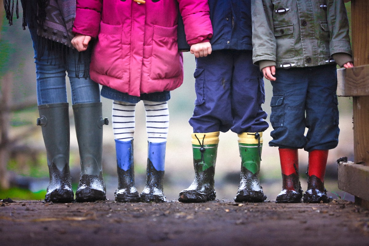 Birouri pentru Copii în România: 7 Opțiuni Ergonomice și Reglabile pe Înălțime care Cresc Odată cu Copilul