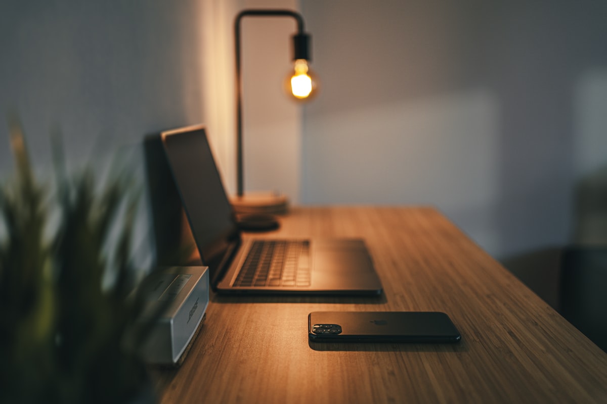 Birou Home Office pentru Apartamente: Ghid Complet de la IKEA MICKE la Setupuri in L (2026)