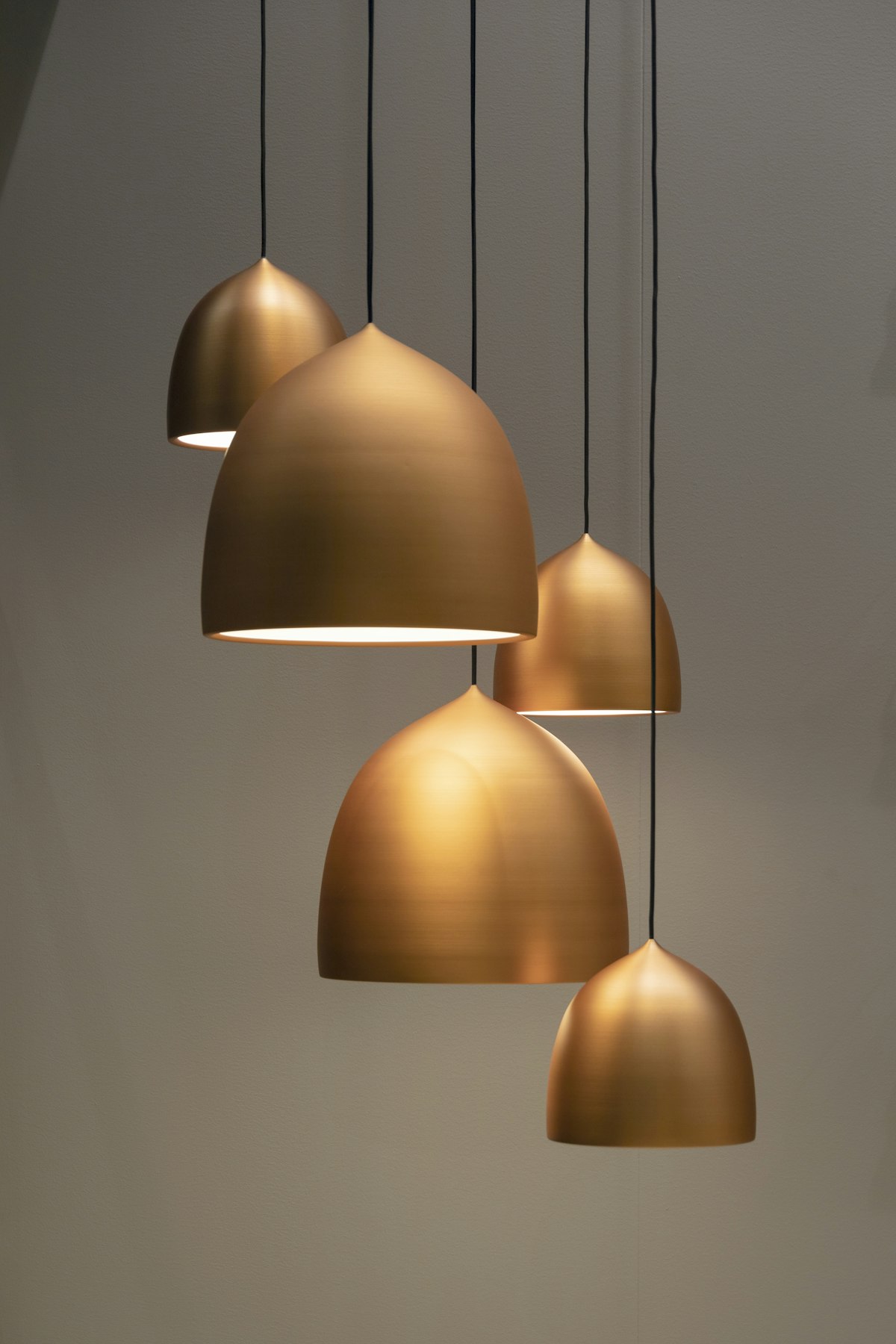 7 Tipuri de Lampadare Care Transformă Livingul — Ghid Complet 2026 pentru Designeri și Proprietari