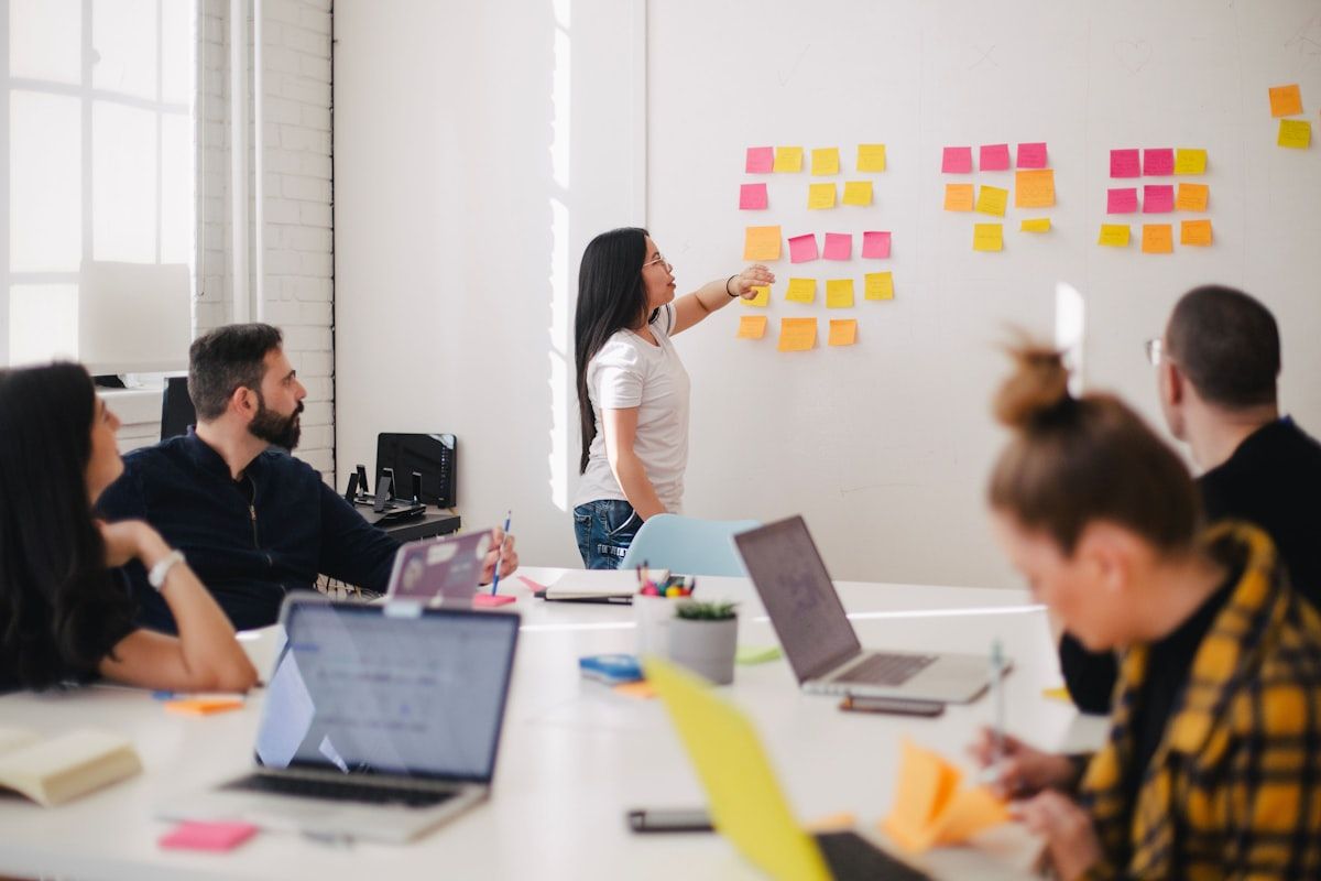Comunități de Design Interior din România: Grupuri, Asociații și Rețele Profesionale